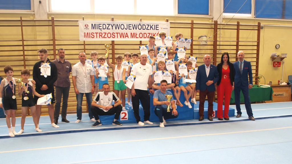 zdjęcie zawodników i trenerów na zawodach